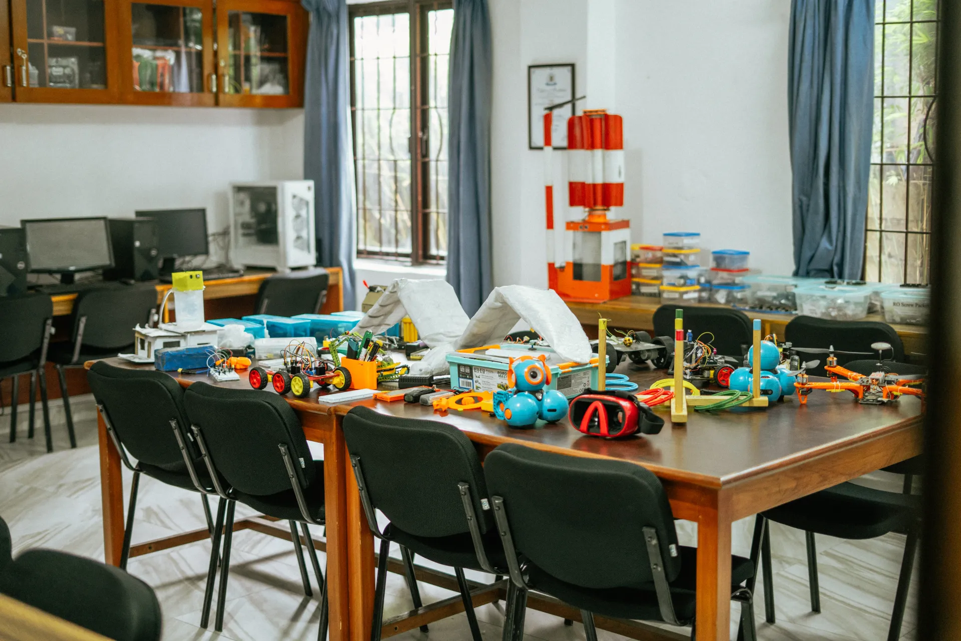 Students creating an AI powered small scale robot